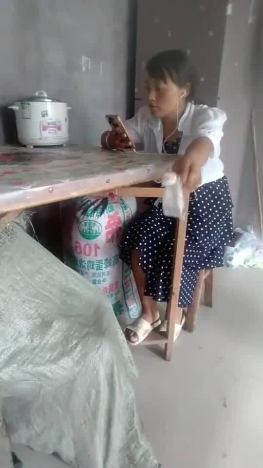 中国产妇吃冰棍视频大全,冰棍视频走红网络